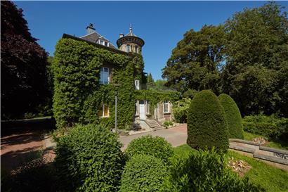 Die Villa Laval, die wie ein kleines Schloss anmutet, spiegelt die Autorität des einst dort wohnhaften Notars wider. Die Fassade war vor der jüngsten Restaurierung von Efeu überwuchert. 
