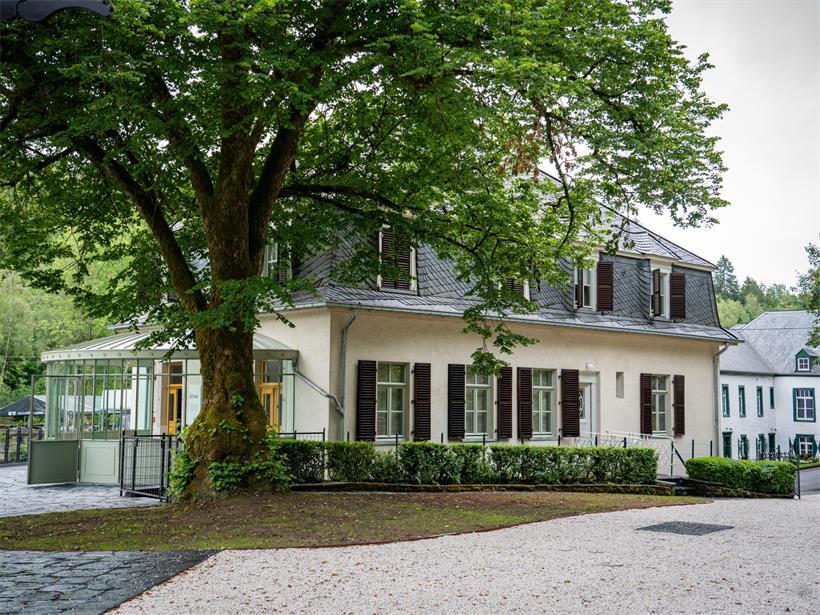 Villa Rother bei Sonnenschein mit historischer Architektur und mediterranem Garten in Deutschland