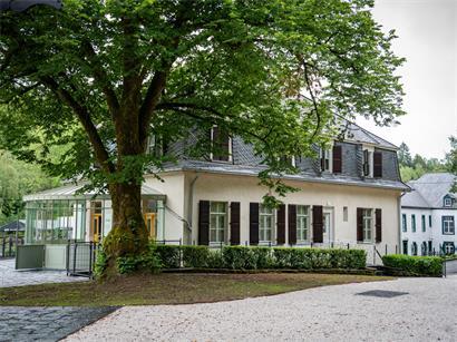 Villa Rother bei Sonnenschein mit historischer Architektur und mediterranem Garten in Deutschland