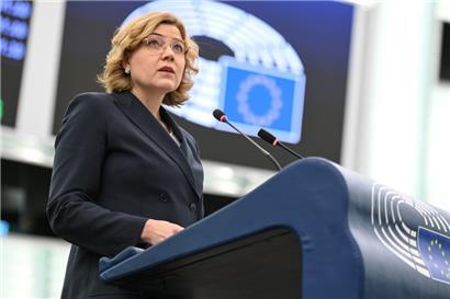 Die Vizepräsidentin der EU-Kommission Henna Virkkunen kündigte im EU-Parlament die Einstellung weiterer Mitarbeiter an, die sich mit dem Gesetz für digitale Dienste beschäftigen
