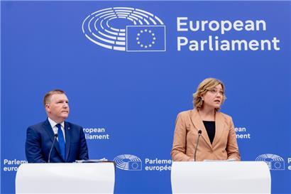 Die Vizepräsidentin der EU-Kommission Henna Virkkunen (r.) und EU-Justizkommissar Michael McGrath stellten den Bericht zum Zustand der Rechtsstaatlichkeit in den EU-Staaten im EU-Parlament vor
