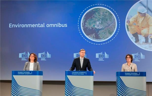 Die Vizepräsidentin der EU-Kommission Teresa Ribera (l.), EU-Wirtschaftskommissar Valdis Dombrovskis und die EU-Umweltkommissarin Jessika Roswall bei der Vorstellung des Gesetzespakets
