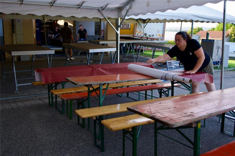 Die Vizepräsidentin der „Eppelduerfer“, Samantha, deckt die Tische
