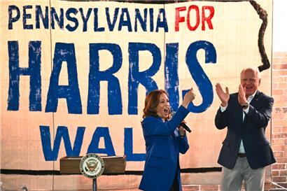 Die Vizepräsidentin und demokratische Präsidentschaftskandidatin Kamala Harris (l.) mit dem Gouverneur von Minnesota, Tim Walz
