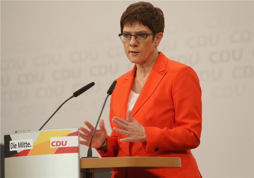 Die Vorsitzende der CDU Annegret Kramp-Karrenbauer nach der Krisensitzung ihrer Partei im Konrad-Adenauer-Haus in Berlin.
