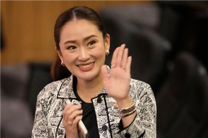 Die Vorsitzende der Pheu Thai Partei, Paetongtarn Shinawatra, Tochter des ehemaligen thailändischen Premierministers Thaksin Shinawatra, winkt vor einer Pressekonferenz
