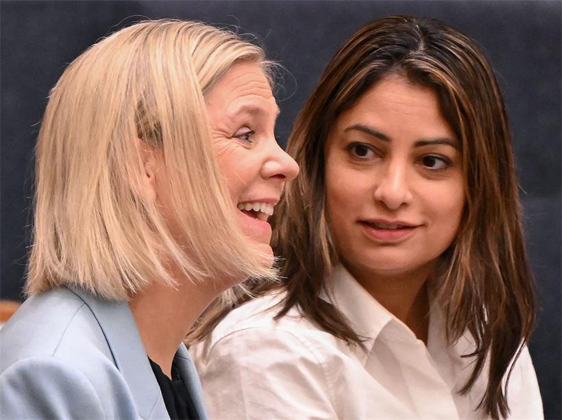Die Vorsitzende der Sozialdemokratischen Partei, Magdalena Andersson (l.), spricht mit der Vorsitzenden der Linkspartei, Nooshi Dadgostar, während einer Sitzung des schwedischen Parlaments (Riksdag)