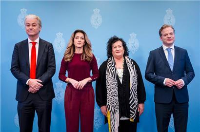 Die Vorsitzenden der vier Koalitionäre sind sich einig: (v.l.) Geert Wilders (PVV), Dilan Yesilgoz (VVD), Caroline van der Plas (BBB) und Pieter Omtzigt (NSC)
