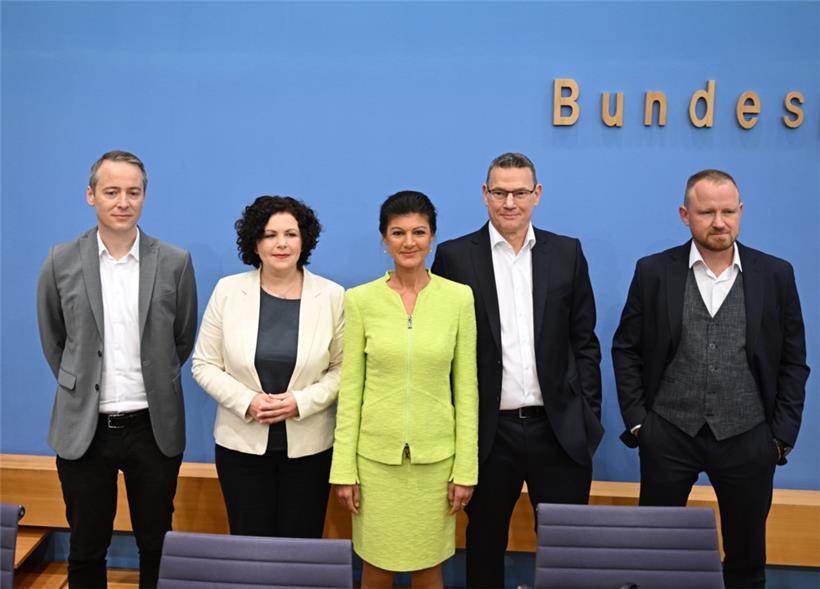 Die Vorstandsmitglieder des Vereins „Bündnis Sahra Wagenknecht – Für Vernunft und Gerechtigkeit“: Lukas Schön (l-r), Amira Mohamed Ali, Sarah Wagenknecht, Ralf Suikat und Christian Leye
