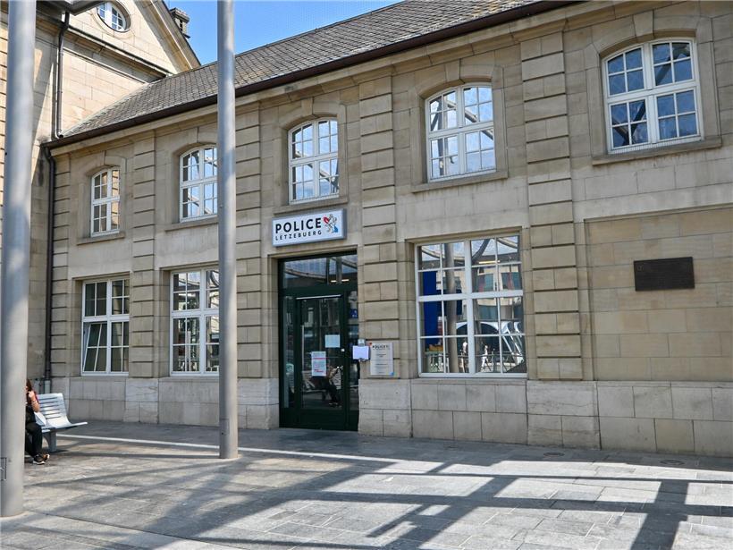 Wache am belebten Hauptbahnhof mit Sicherheitsdienst und Reisenden im Hintergrund