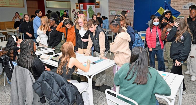 Die Wahlprogramme werden gründlich studiert
