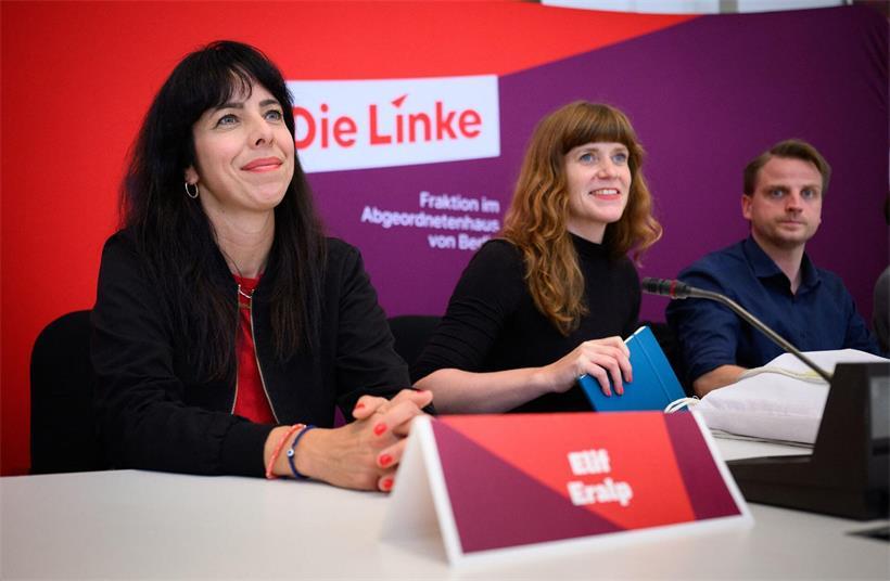 Die Wahlsiegerin und Linken-Spitzenkandidatin Elif Eralp (l.) nimmt an der konstituierenden Sitzung der Linken-Fraktion im Berliner Abgeordnetenhaus teil