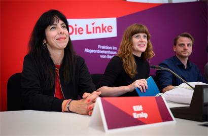 Die Wahlsiegerin und Linken-Spitzenkandidatin Elif Eralp (l.) nimmt an der konstituierenden Sitzung der Linken-Fraktion im Berliner Abgeordnetenhaus teil