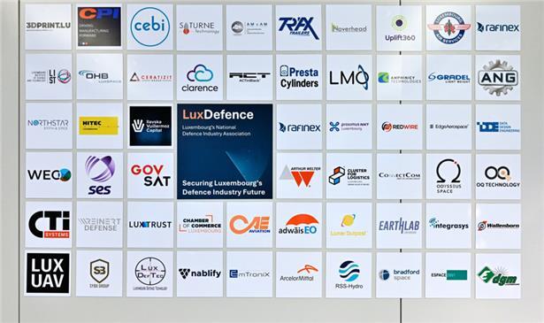 Die Wand von Wilmes’ Büro schmücken magnetische Tafeln mit allen beteiligten Unternehmen – selbst gedruckt vom Präsidenten
