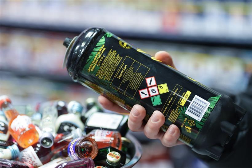 Die Warnhinweise auf den Lachgasflaschen sind deutlich
