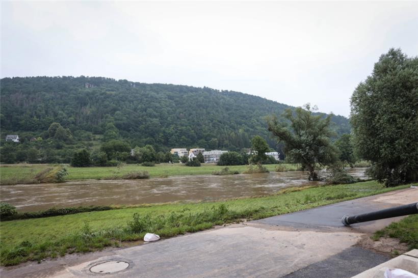 Die Wassermassen überschwemmten im Sommer auch die Parkanlagen. Aufgrund fehlender Genehmigungen beginnen die Aufräumarbeiten allerdings erst im Januar.
