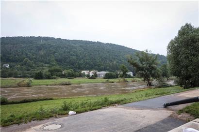 Die Wassermassen überschwemmten im Sommer auch die Parkanlagen. Aufgrund fehlender Genehmigungen beginnen die Aufräumarbeiten allerdings erst im Januar.
