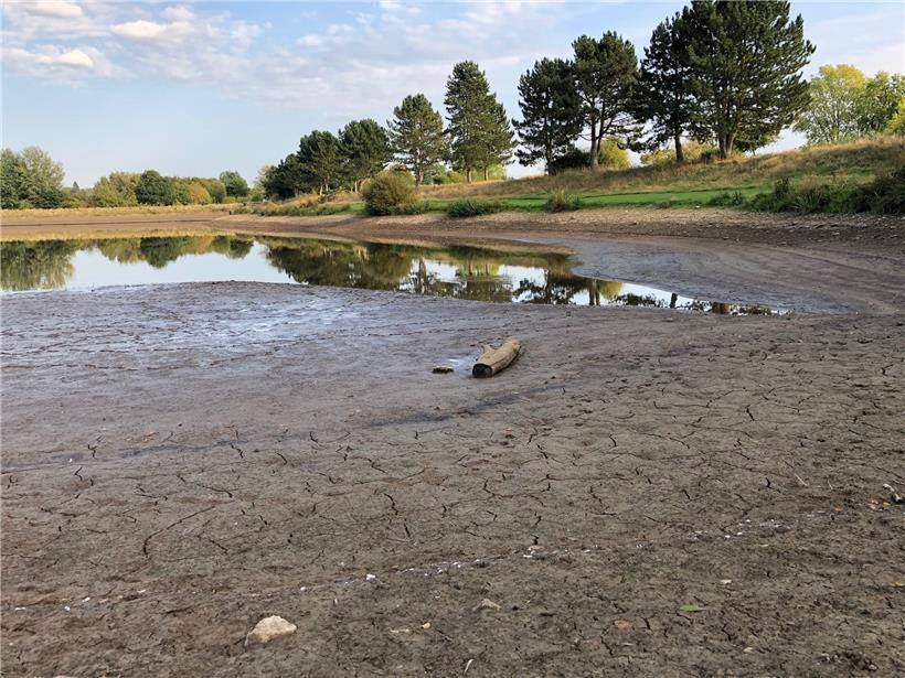 Die Weiswampacher Gemeindeverwaltung hat das Absenken des Wasserpegels im Fischereisee angeordnet
