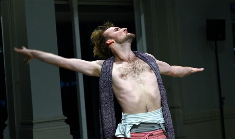 Die Welt gerät aus den Fugen. Aber: „Hört – da draußen gibt es Schönheit, Gras und Blumen!“, rief Louis Chevalier ins Publikum.
