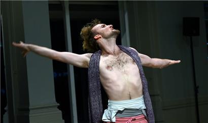 Die Welt gerät aus den Fugen. Aber: „Hört – da draußen gibt es Schönheit, Gras und Blumen!“, rief Louis Chevalier ins Publikum.
