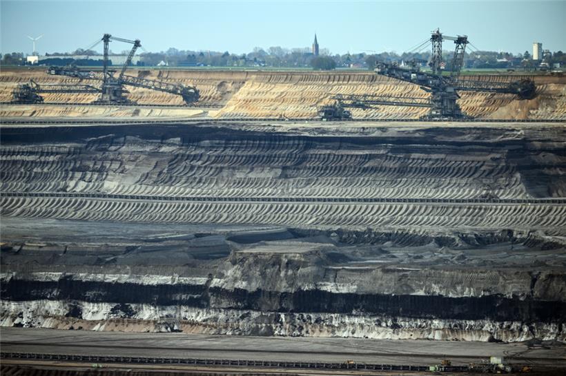 Die Welt muss laut IPCC in großem Umfang in erneuerbare Energien investieren und die Treibhausgasemissionen drastisch reduzieren, unter anderem durch eine massive Einschränkung der Nutzung von Kohle, Öl und Gas
