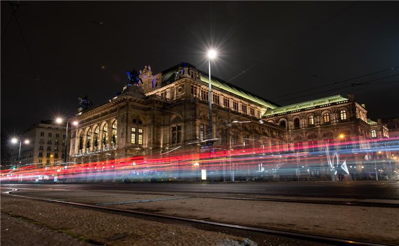 Die Wiener Staatsoper am Abend: schöne Stadt, aber demokratisch etwas problematisch
