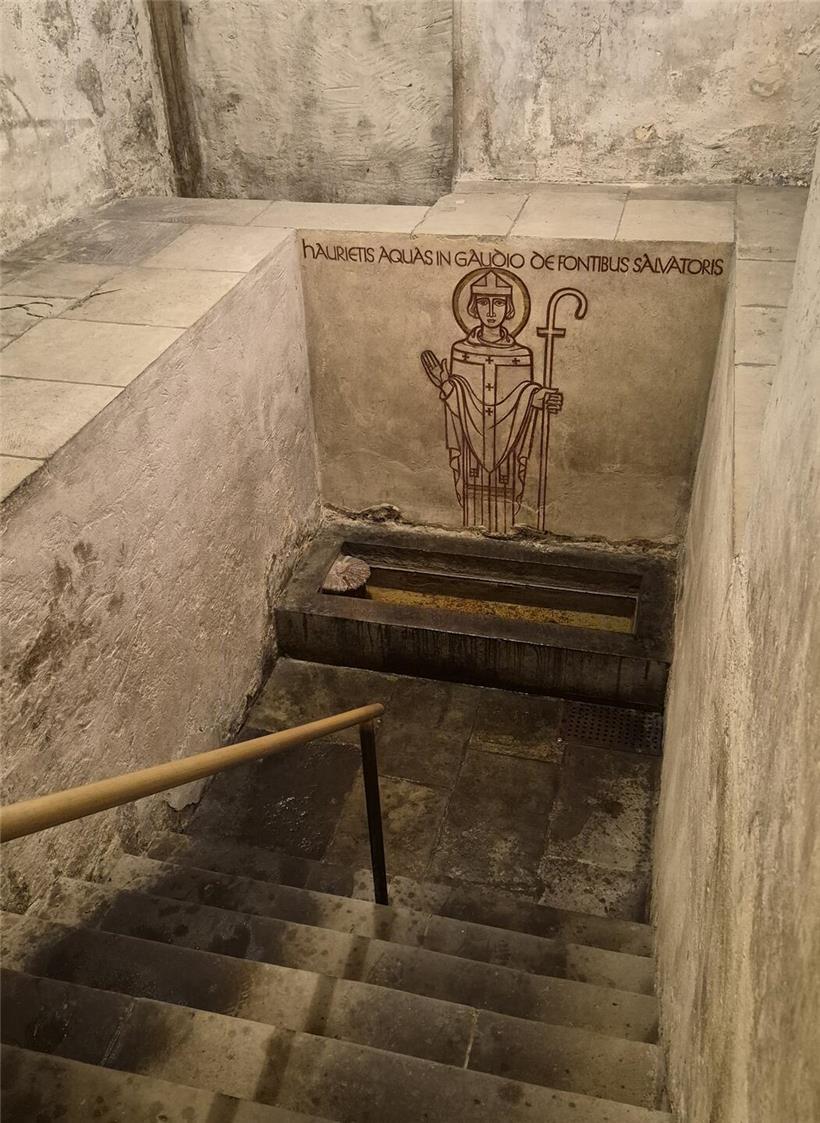 Springprozession wurde zur „Schwitzprozession“ Willibrordusquelle in Seitengang neben der historischen Grabstätte von Willibrord, wichtiger Pilgerort und Heilquelle