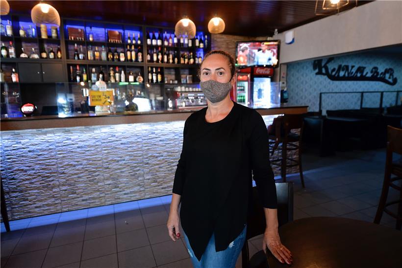 Die Wirte (hier Olga aus der Escher „Kanal Bar“) würden lieber arbeiten, als mit staatlichen Zuwendungen zu überleben
