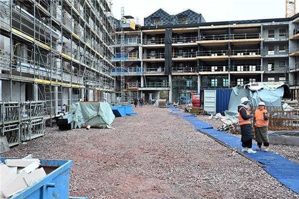 Die Wohneinheit „D’Haus“ wurde mittels Holzelementen und dekarbonisiertem Beton angefertigt – und beherbergt Häuschen auf dem Dach, die als zweite Etage für die Maisonette-Wohnungen dienen
