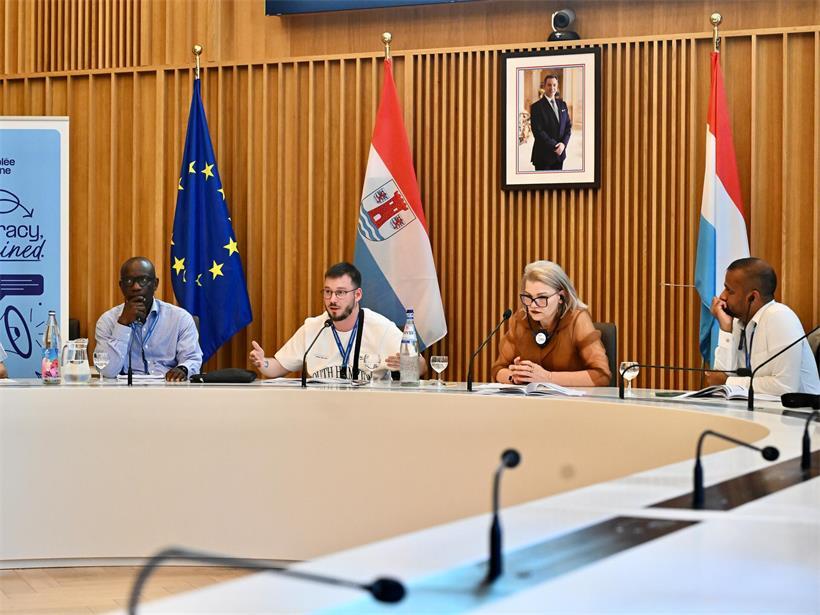 Wortträger der Assemblée citoyenne präsentieren Maßnahmenkatalog im Escher Rathaus für Bürgerbeteiligung und lokale Politik