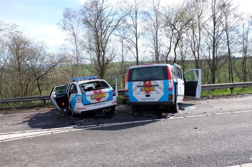 Die Wucht des Aufpralls war fatal. Der Fahrer des Streifenwagens sollte seine schweren Kopfverletzungen nicht überleben.
