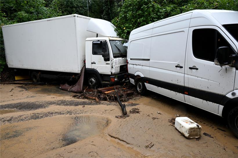 Die Wucht des Wassers hat einen 7,5-Tonner mehrere Meter über den Hof gerückt