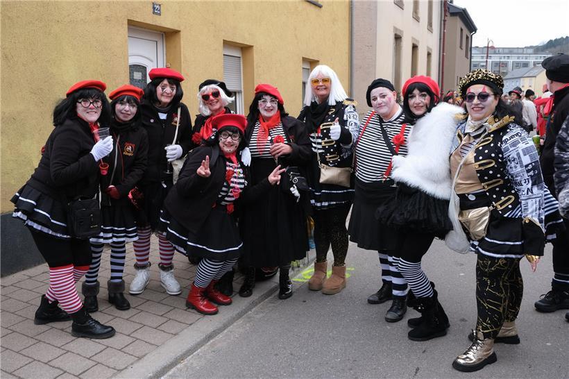 Wie ein bekennender Karnevalsmuffel die „Dikricher Cavalcade“ erlebt Zackeg Hénger aus Petingen feiern fröhlich zusammen in ausgelassener Stimmung bei lokalem Fest