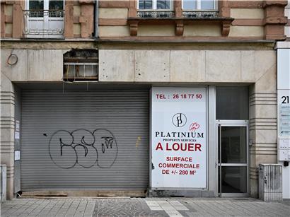 Steigende Insolvenzen im Handel um 42 Prozent, wirtschaftliche Herausforderungen und Unternehmenskrisen sichtbar