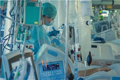 Die Zahl der Menschen, die bereit seien, die Doppelbelastung von Familie und Arbeit auf sich zu nehmen, sinke – dennoch sei der Gesundheitssektor in Luxemburg „ein attraktiver Arbeitsplatz“
