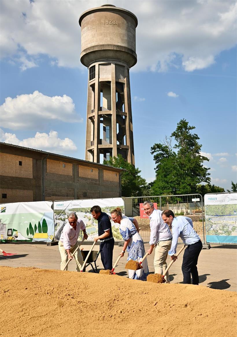 Zeremonie mit Claude Meisch, Dan Biancalana, Diane Dupont und Jacques Vandivinit bei Wohnungsbau- und Stadtplanungsevent