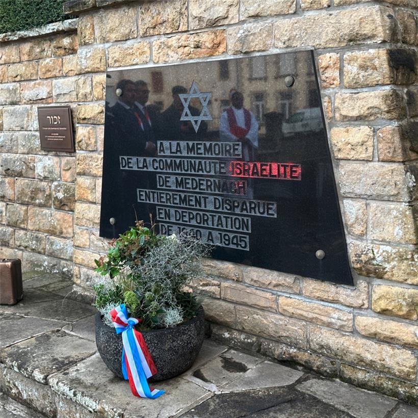 Die Zeremonie zum Nationalen Gedenktag musste vor einem verschmierten Denkmal abgehalten werden
