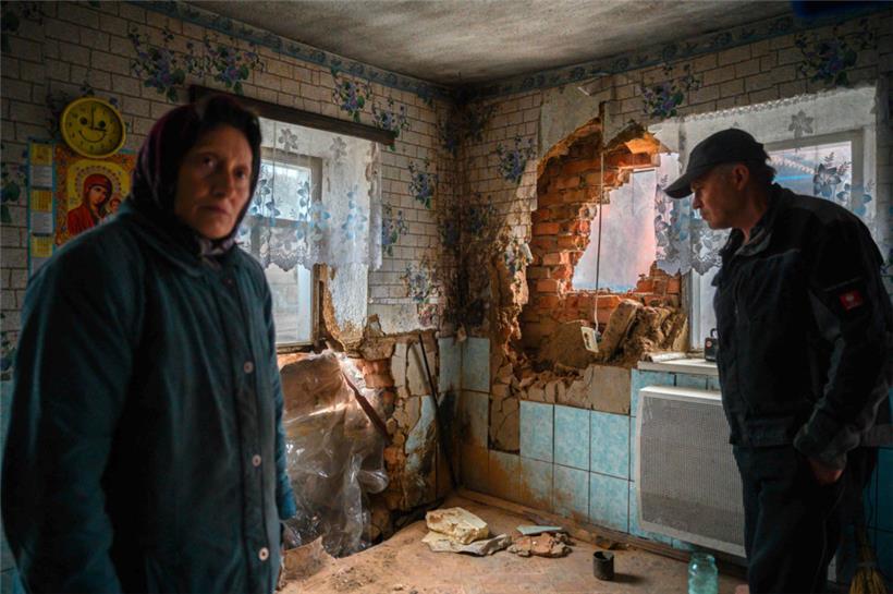 Die Zerstörung schreitet voran: zerschossene Wohnung an der Südfront in der Ukraine
