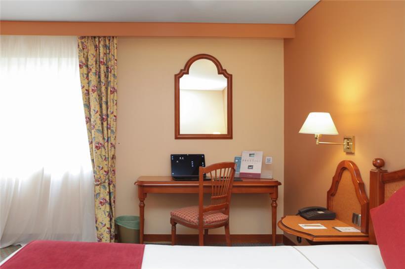 Die Zimmer sind rot und etwas altbacken, aber vernünftig ausgestattet
