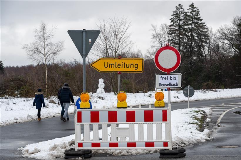 Die Zufahrt zum Wintersportgebiet am Erbeskopf bei Deuselbach ist zwischen der B327 und der B269 jeweils von 8.30 Uhr bis 16.00 Uhr gesperrt. In den vergangenen Tagen kam es zu hohem Besucherandrang mit teils chaotischen Zuständen.
