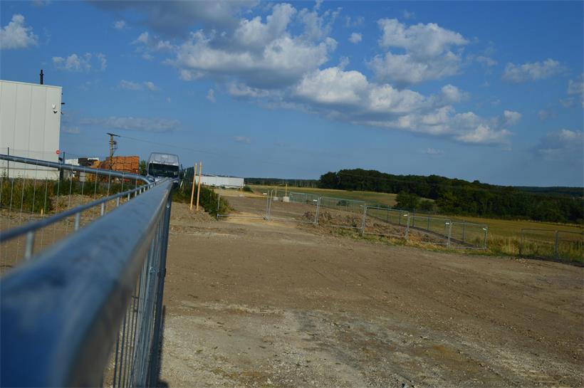 Die Zufahrtsstraße zum Areal des geplanten Rechenzentrums nimmt Form an