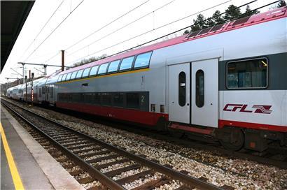 Die Zuglinie 10 ist zu den Hauptverkehrszeiten oft überfüllt.
