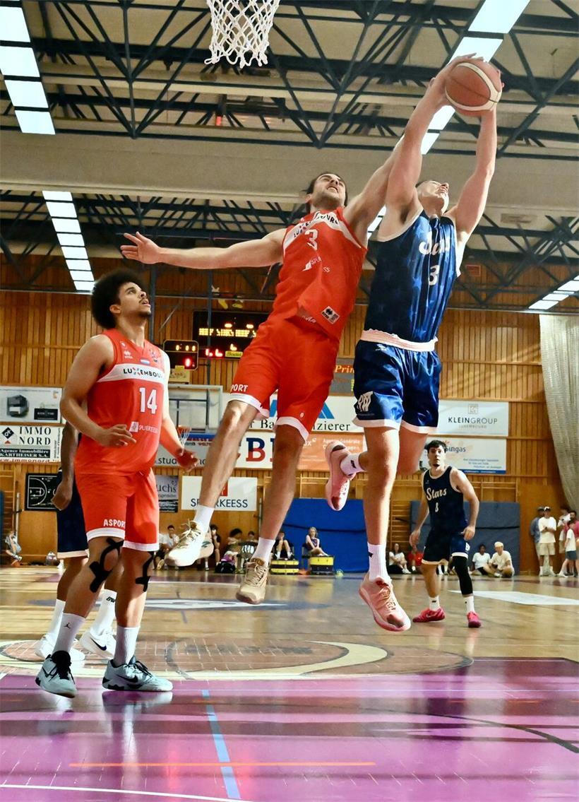 Zuschauer genießen spannende Fußballaktionen auf dem Spielfeld bei einem mitreißenden Spiel