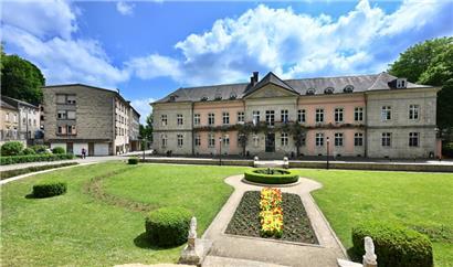 Die Zustände im Schwesternhaus (links) neben dem alten Kloster sind laut „déi gréng“ unzumutbar – aus der Klosteranlage soll ein neuer Schulcampus werden
