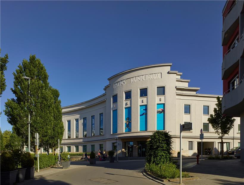  Die abgerundete Fassade im Art-déco-Stil mit dem Haupteingang
