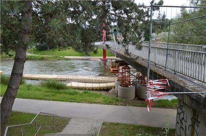 Die abgesperrte „Ficellesbréck“ (r.) und die auf der Sauer schwimmende Ponton-Brücke sorgen seit anderthalb Jahren für viel Diskussionsstoff in der Distriktshauptstadt Diekirch
