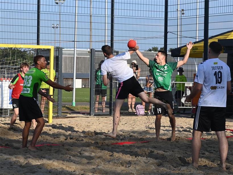 Acht Beachhandball-Teams der AXA League kämpfen bei sonnigem Wetter um den Meistertitel
