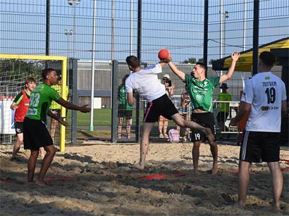 Acht Beachhandball-Teams der AXA League kämpfen bei sonnigem Wetter um den Meistertitel
