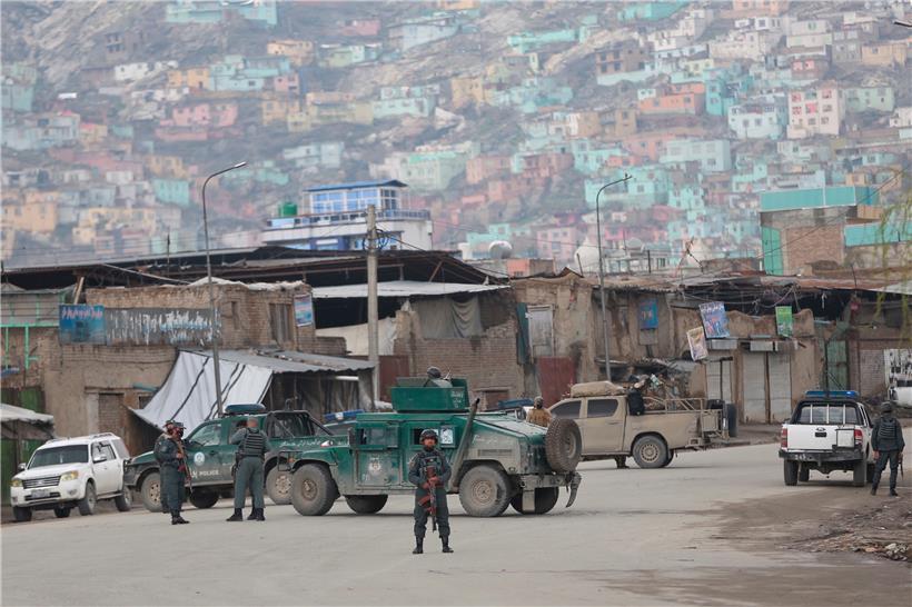 Die afghanische Polizei sichert den Ort des Anschlags in Kabul ab. 
