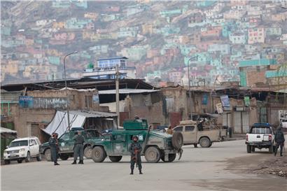 Die afghanische Polizei sichert den Ort des Anschlags in Kabul ab. 
